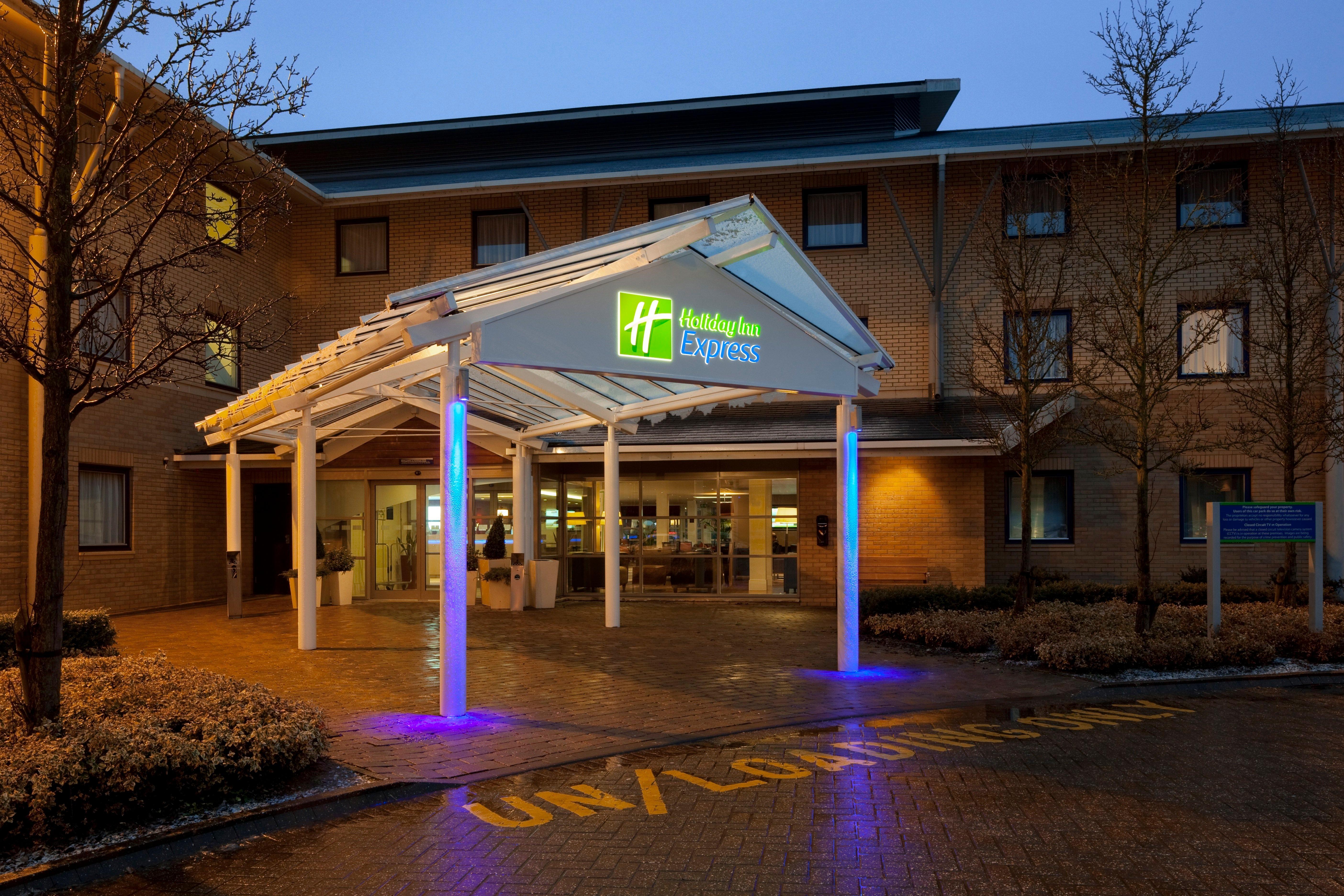 Holiday Inn Express Milton Keynes, An Ihg Hotel מראה חיצוני תמונה