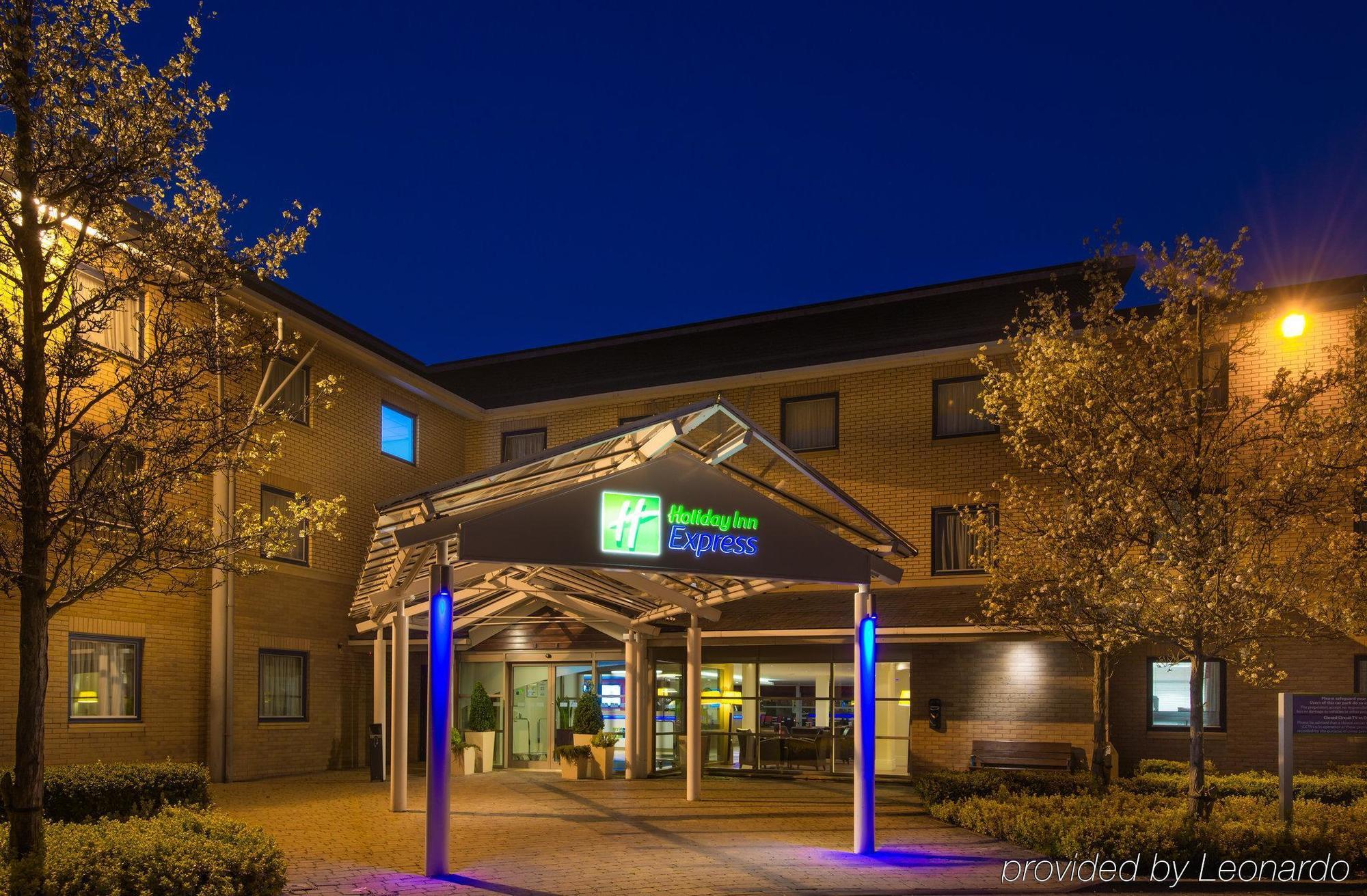 Holiday Inn Express Milton Keynes, An Ihg Hotel מראה חיצוני תמונה