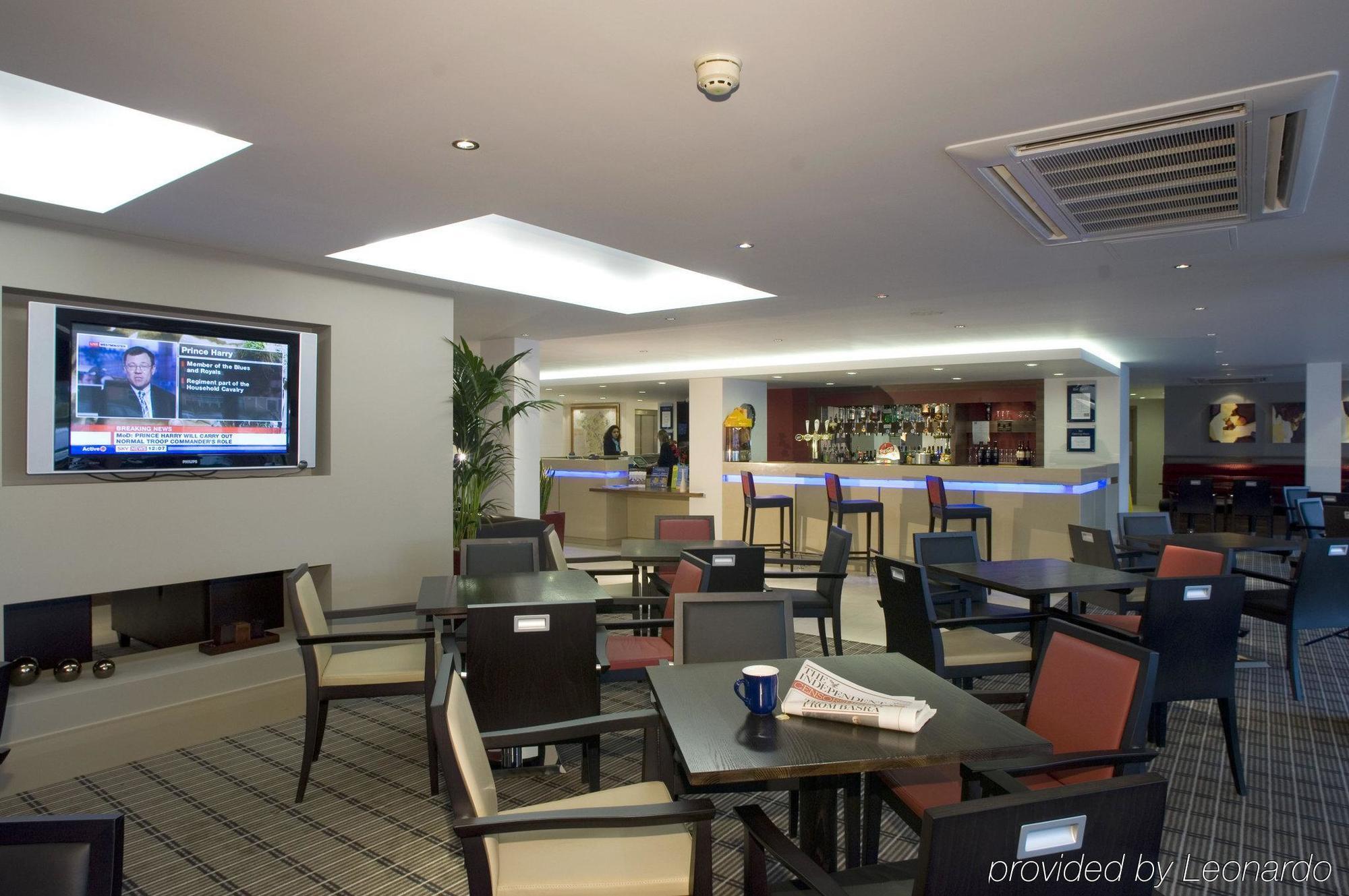 Holiday Inn Express Milton Keynes, An Ihg Hotel מסעדה תמונה