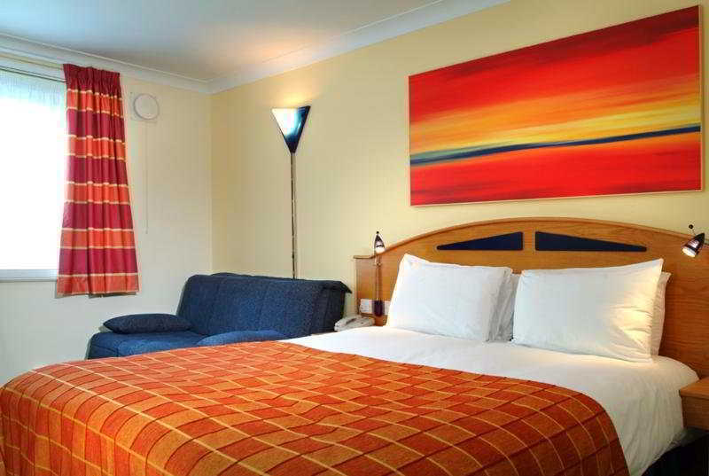 Holiday Inn Express Milton Keynes, An Ihg Hotel חדר תמונה